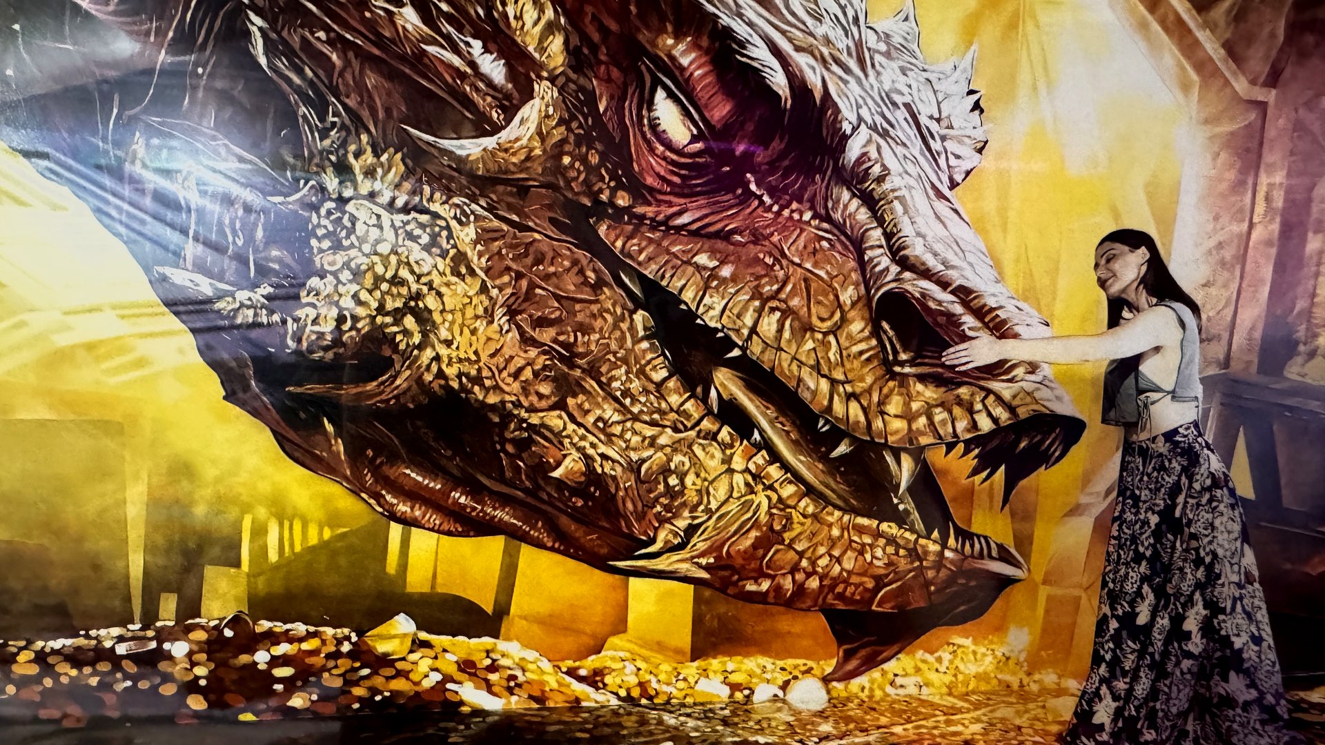 Um mural 3D de um dragão pintado à mão no Museum of Illusions Barcelona
