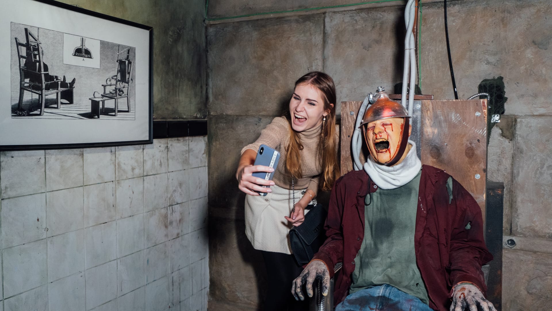Um corredor pouco iluminado do Museum of Madness, com instrumentos psiquiátricos de época ao longo das paredes